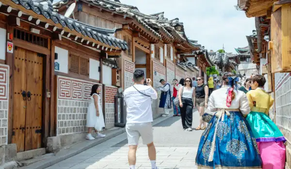 관광지 마을의 현실. 마을 구석구석 사진찍는 관광객들로 넘쳐난다.