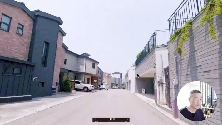 도로주행으로 마을 전경을 보여주며 자세한 해설을 하는 찍사홍(유심답사 중)