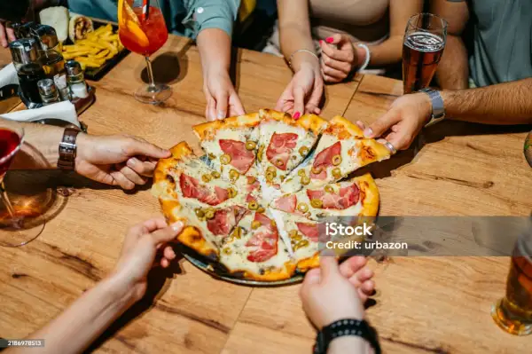 피자 조각을 나눠먹는 사람들. 아파트의 토지지분과 똑같다.