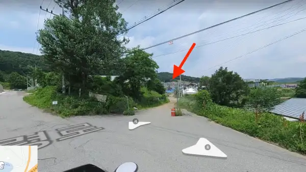 도로 입구쪽에서 본 컬리넌캐슬. 시골마을의 흔한 풍경이다
