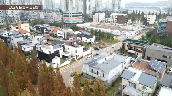 일반 주거지역 논현동 모습. 마을 주변에 아파트와 상가들이 보인다.
