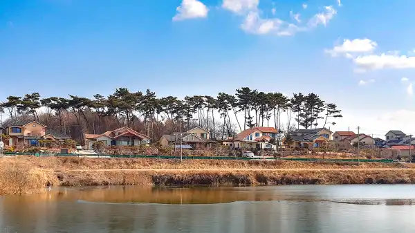 휴양형 전원주택 모습. 바로 앞에 호수와 뒷쪽 언덕이 조화롭다.