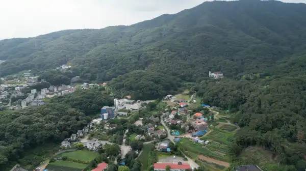 집 앞에서 내다보이는 광교산 조망. 길따라 등산로가 이어져있다. 