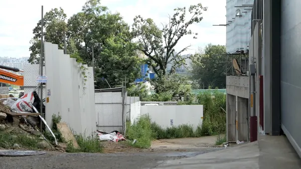 중간 나무 사이로 보이는 저것은? 시멘트 공장의 '그것'이다