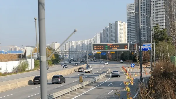 마을 옆 제2자유로 모습. 인접한 라인은 소음이 넘어온다