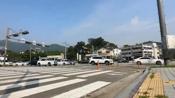 교통망은 지하철, 도로 모두 훌륭하다. 사진은 양재IC로 뻗는 중앙로 모습