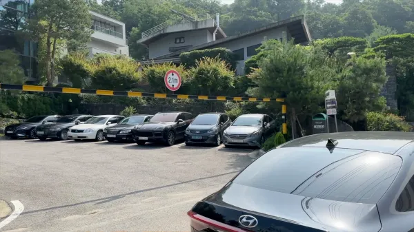 뒷골마을의 주차난은 심각하다. 주차장이 많은 데도 이런데, 초역세권은 어떨까