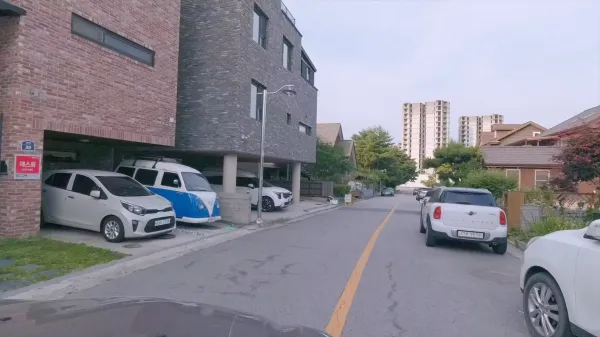저 멀리 짓다 만 리조트 건물이 무척 아쉽다