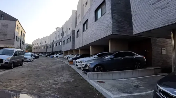 도로와 접한 블록 쪽 타운하우스 모습