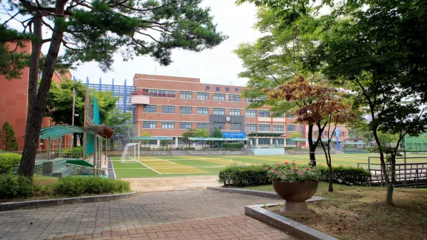 마을과 도로 하나 건너 인접한 두일중학교 모습