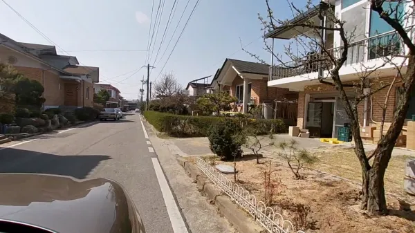 단정하고 깔끔한 마을 내부. 집집이 공들인 조경이 눈에 띈다