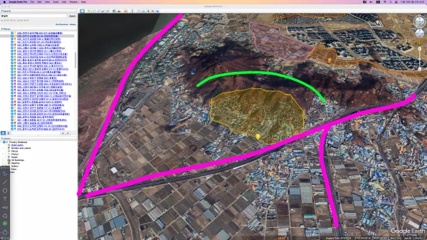 마을을 도로들이 둘러 싼 모습(붉은 선)이 인상적이다