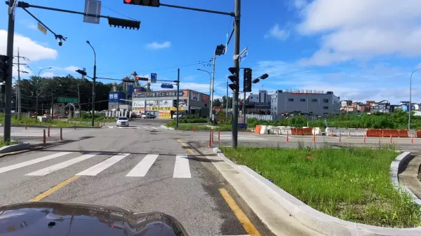 파주시 당하동 전원마을로 향하는 모습. 저 멀리 다양한 시설들과 마을이 보인다