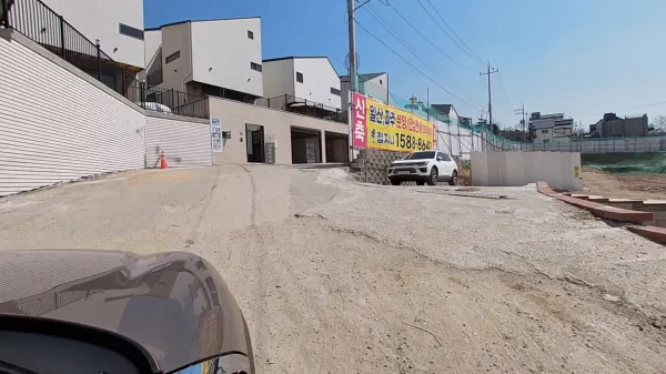 끝없이 계속되는 봉일천 타운하우스 공사. 대체 언제쯤 끝날지?