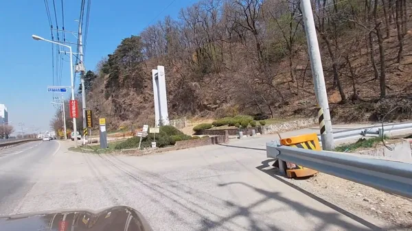 마을 진입로. 인도가 없다. 저 멀리 '사고많은곳' 빨간 표지가 위협적이다