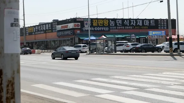 마을 바로 앞 생활인프라. 걸어서 가긴 어렵다