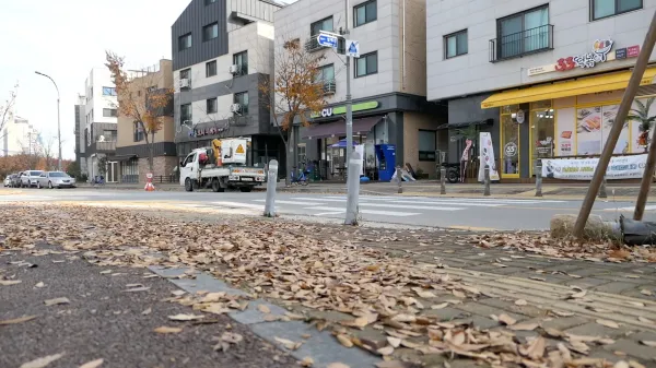 이곳까지 오려면 마을을 벗어나 한참을 걸어와야 한다