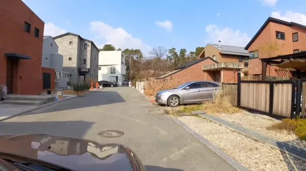 마을 초입 라인 중 일부. 깔끔한 신도시 단독필지 느낌이 든다