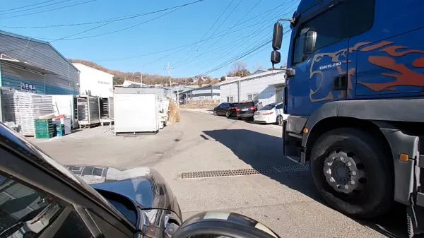 마을 입구 모습. 언제나 교통이 편리한 곳은 공창들이 먼저 자릴 잡았다