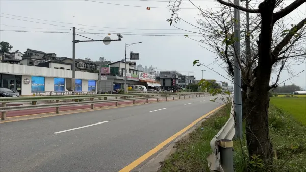 넓직한 평화로와 바로 뒤에 인접한 마을 모습. 평소 통행량이 많은 곳이다