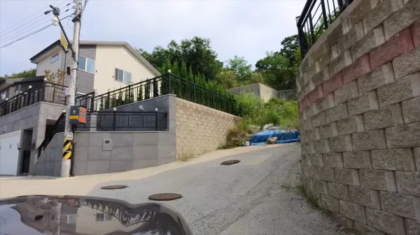 단지 일부는 깔끔하게 완공되지 못한 모습도 보인다