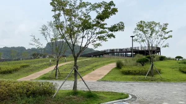 심학산 배경의 훌륭한 공원. 이런 걸 보면 너무나 부럽다