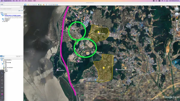 마을 옆 녹색 원들이 프로방스와 통일동산 관광단지, 그 너머 자유로가 흐른다(붉은 선)