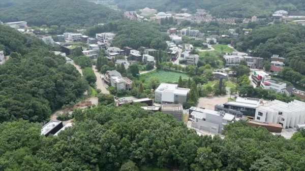 멀리 보면 미술관 안에서 작품들과 함께 사는 기분?